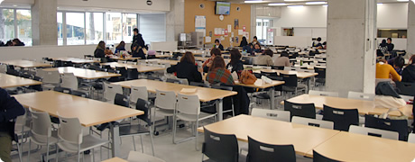 明るい食堂フロアは、休み時間になると学生のみなさんで賑わいます。