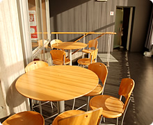 明るい陽が差し込むホッとするスペースも。