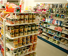 食べ物から生活雑貨まで、さまざまな商品を豊富に取り揃えています！