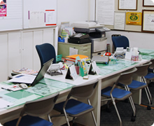 購買部のスペース内に、斡旋コーナー（旅行・住まい）も併設しております。