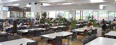 広く明るい食堂1階。休み時間になると学生たちで賑わいます。