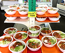 毎日作り立ての日替りお弁当、丼も店頭に並びます。