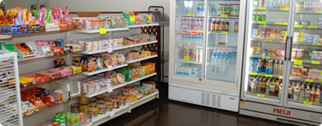 お菓子、飲みものなど、充実の品揃え