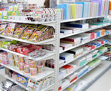 コンビニと購買が一体となった新店舗です。