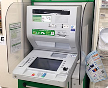 ゆうちょ銀行のATMも併設されているので、急な出費時も安心！